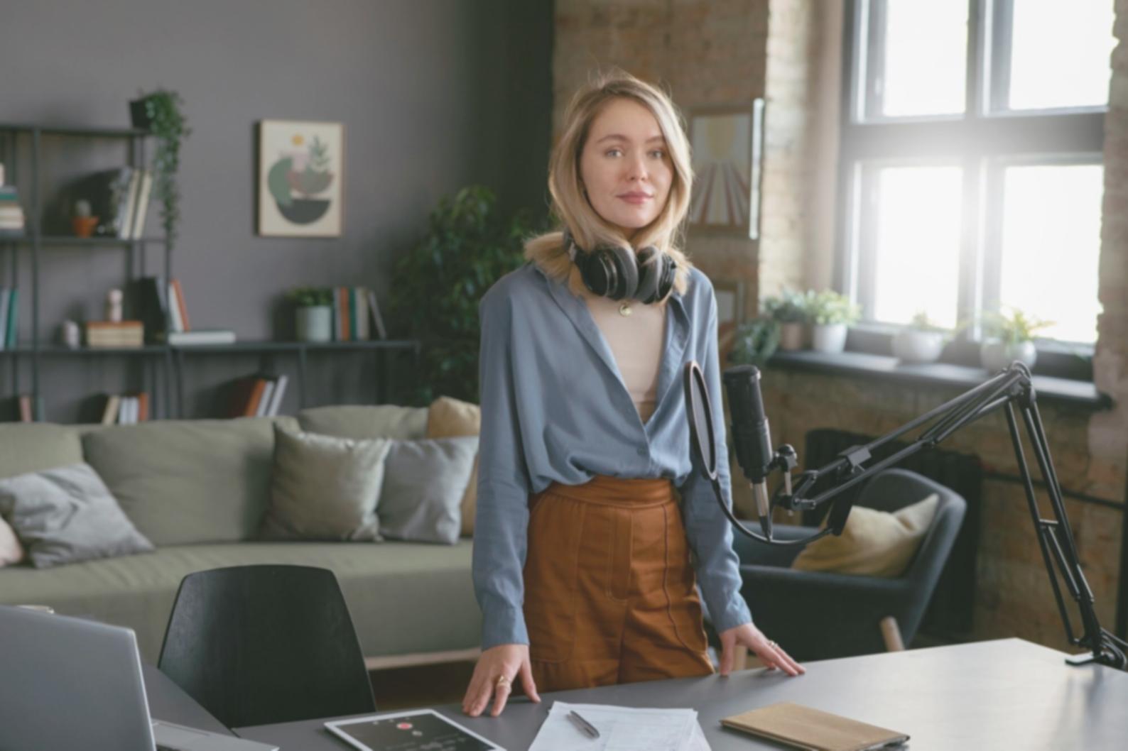 Persona revisando documentos financieros con calculadora y laptop en escritorio organizado