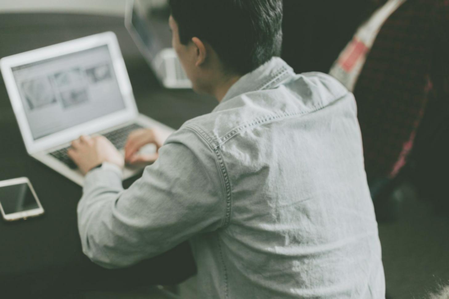 Recursos educativos y materiales de formación financiera tenovarith