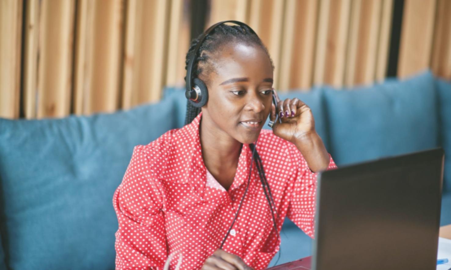 Reunión de equipo revisando datos financieros