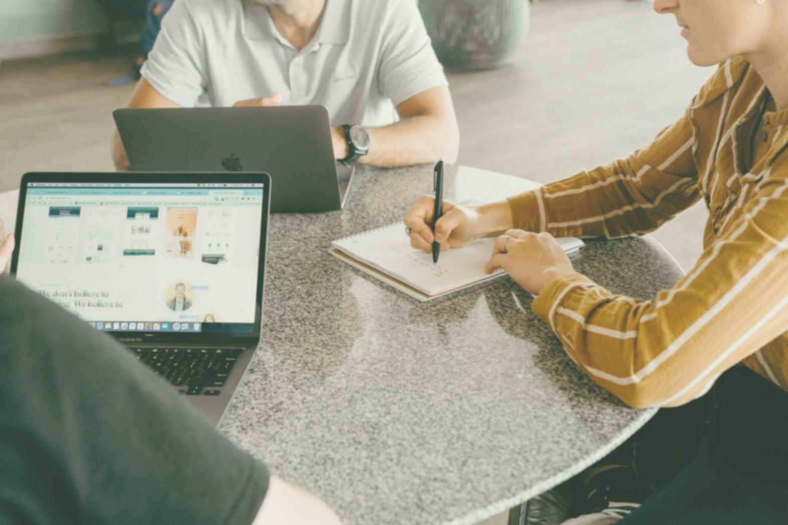 Espacio de trabajo con documentos financieros, gráficos de presupuesto y herramientas de planificación