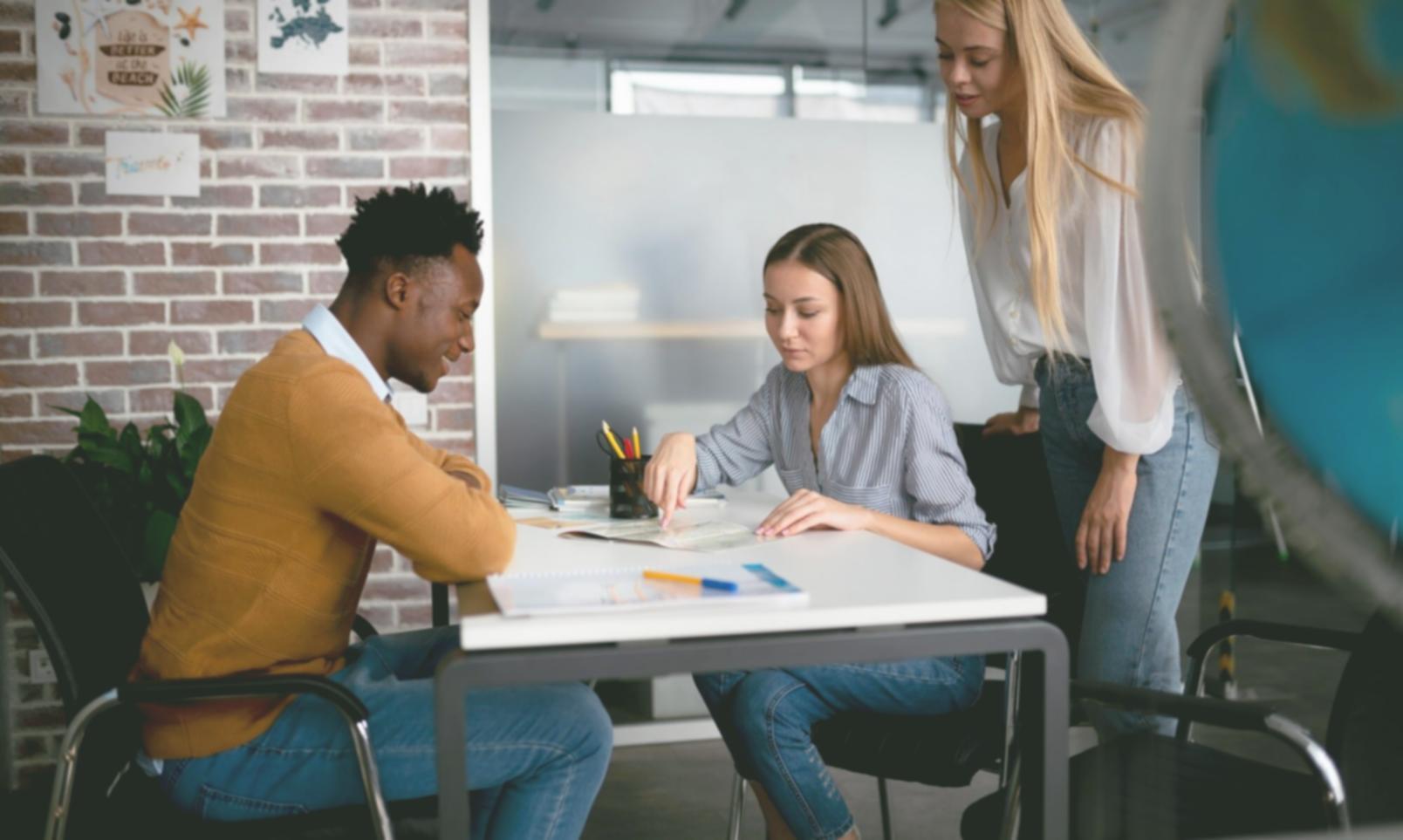 Persona revisando gráficos financieros en tablet