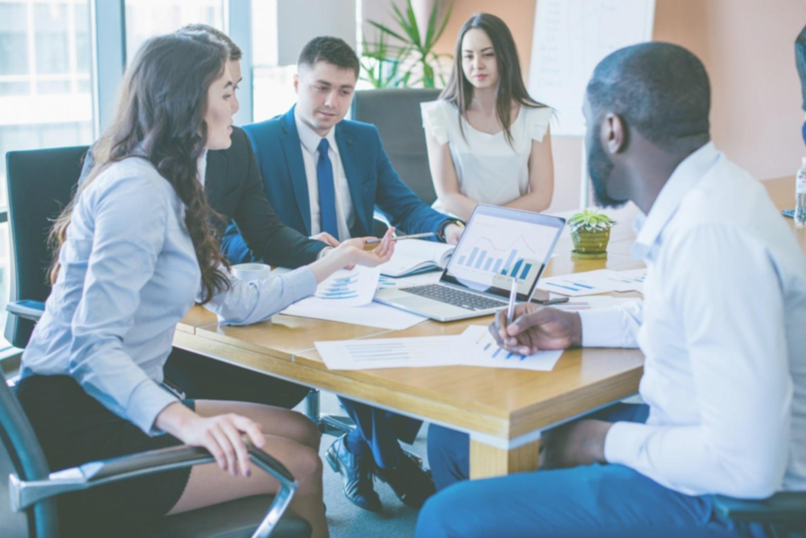 Espacio de trabajo con calculadora y documentos financieros ordenados